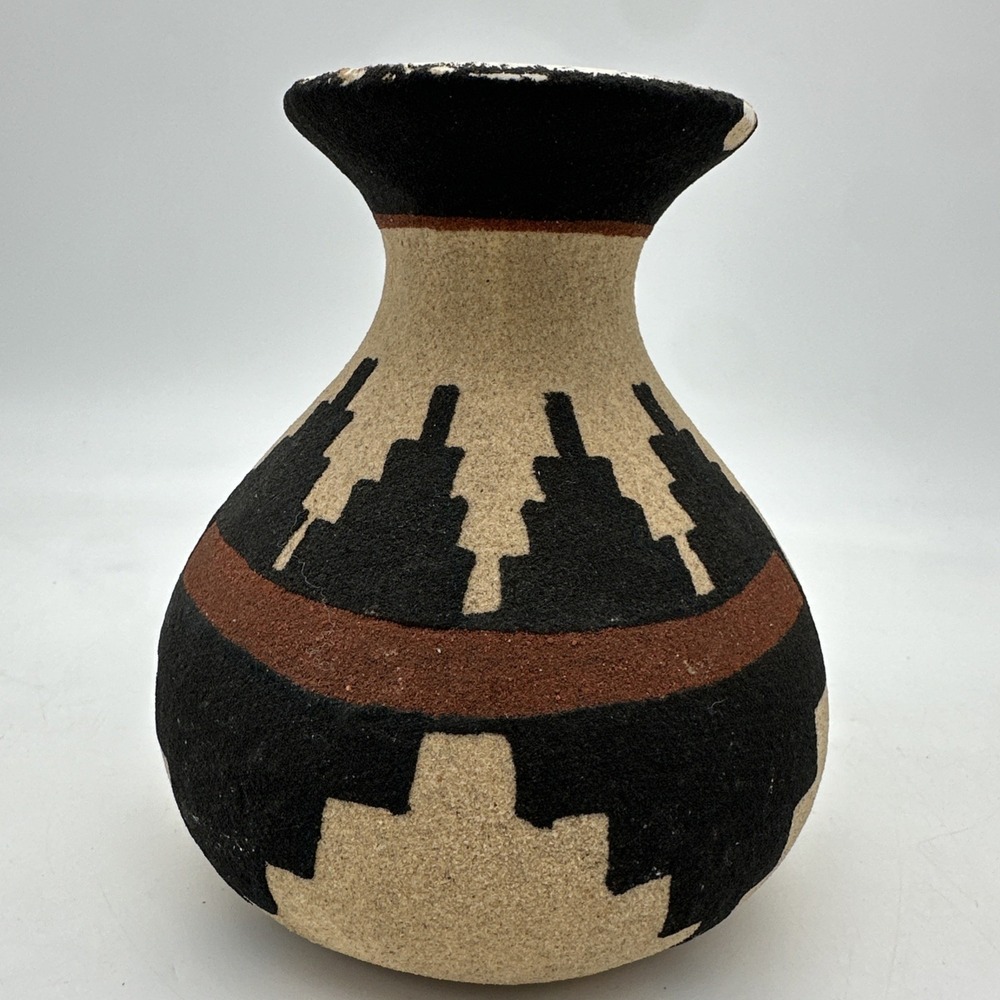 Vintage Southwestern Navajo Carita Benally Signed Sand Painted Pottery Vase 6" - Picture 2 of 5